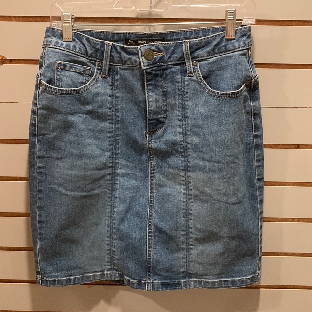 Lee denim above the knee jean skirt. Size 6